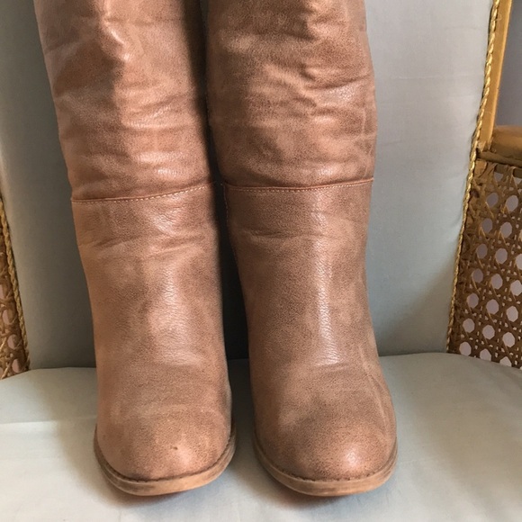 Forever 21 taupe faux leather pull on boots, chunky heel, rounded toe size 9 - Picture 3 of 11